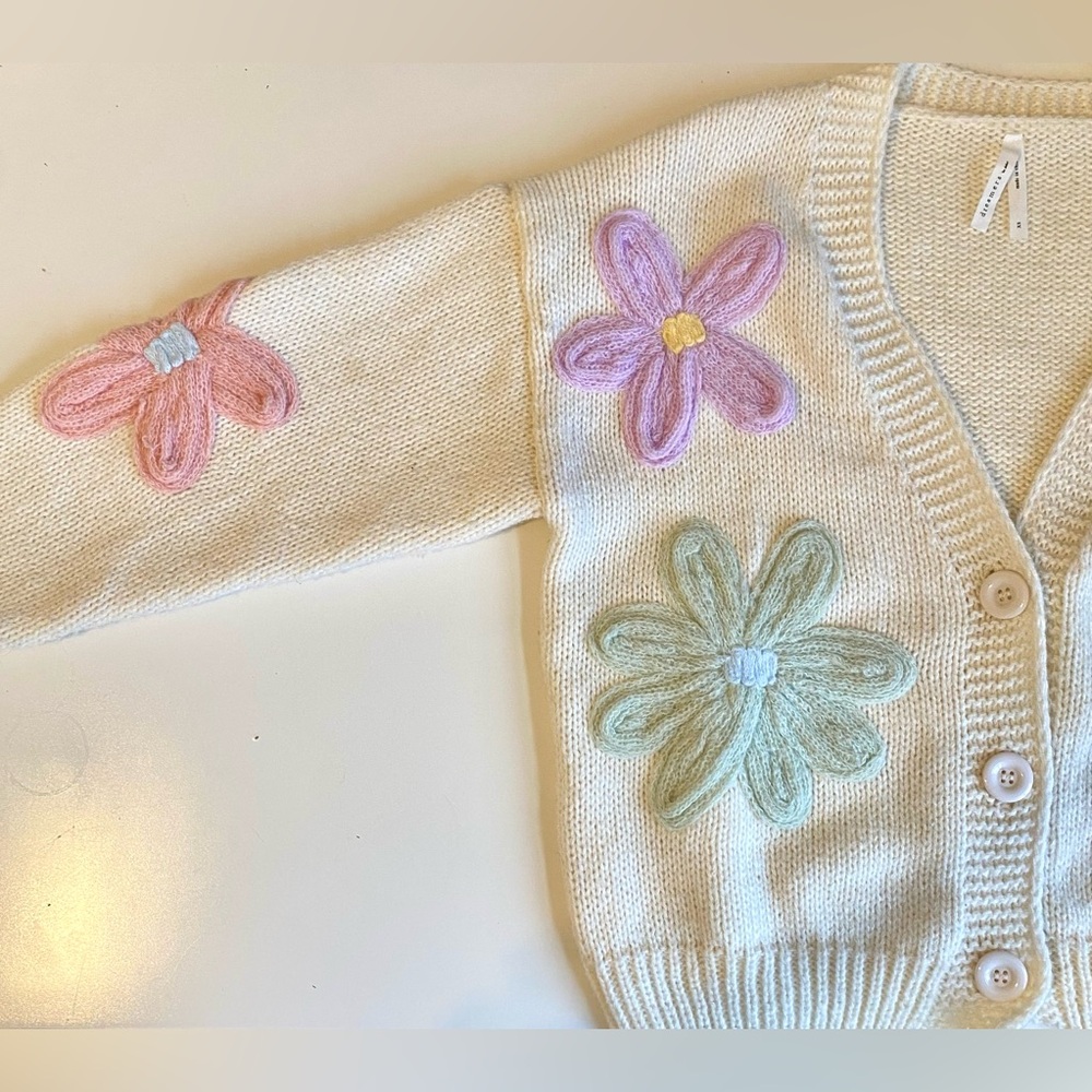 SOLD Creme/white Knit Cardigan with embroidered Pastel Flowers from Dreamers - Picture 4 of 9